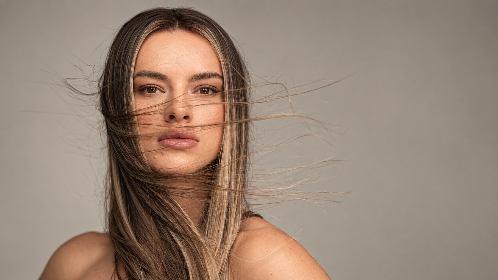 Dra. Paula Assunção, médica pós-graduada em tricologia, com o cabelo solto ao vento